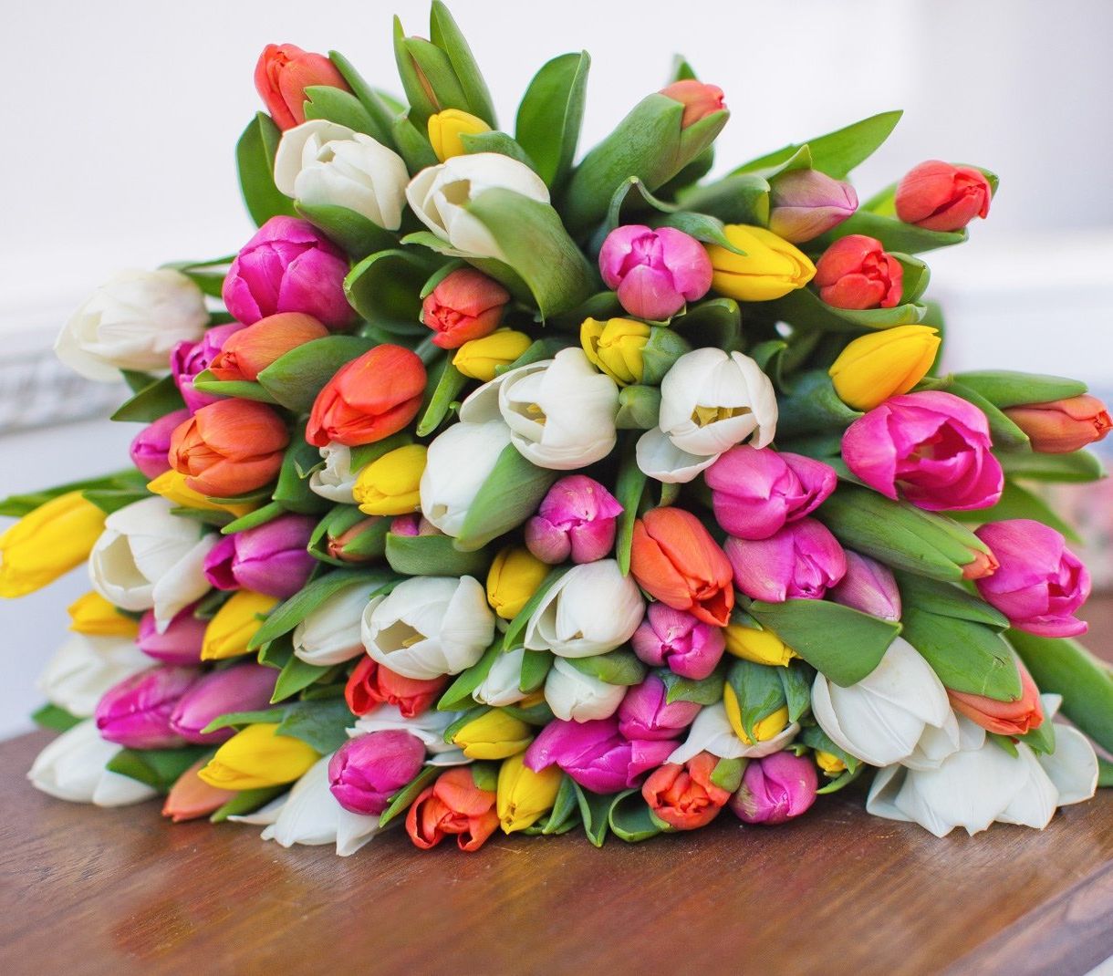 корпоративная композиция с розами и хризантемами для офиса в Белгороде