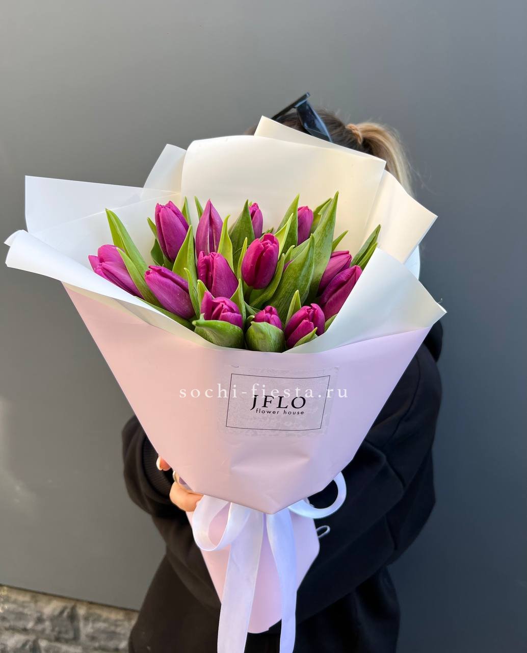 видовой каталог с розами и пионами в студии флористики в Белгороде