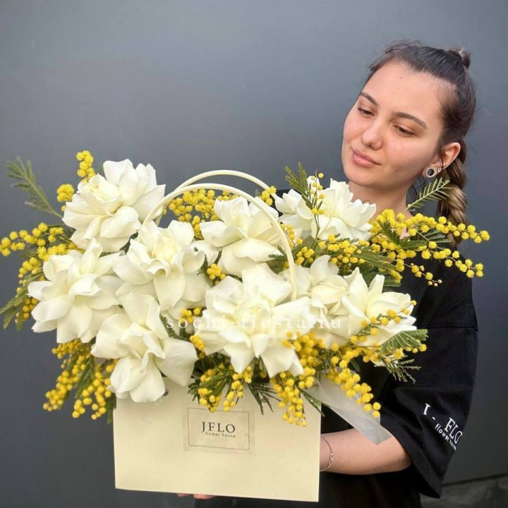 Французские Розы и мимоза  в сумочке  в Белгороде