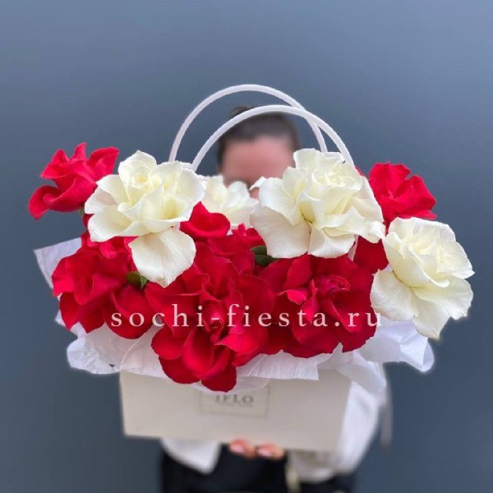 Сумочка  красных и белых роз в Белгороде