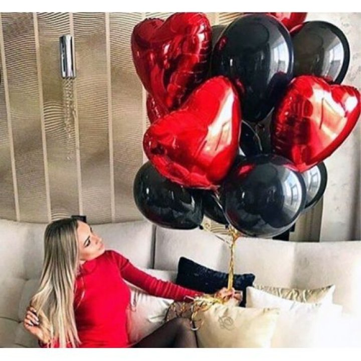 Фонтан из красных сердец с чёрными шарами  в Белгороде