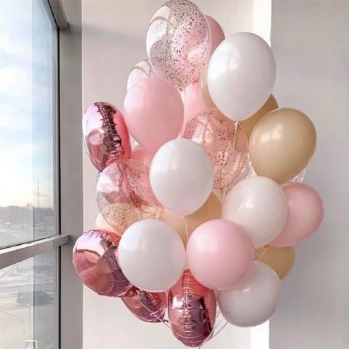 Фонтан шаров розового и белого цветов в Белгороде