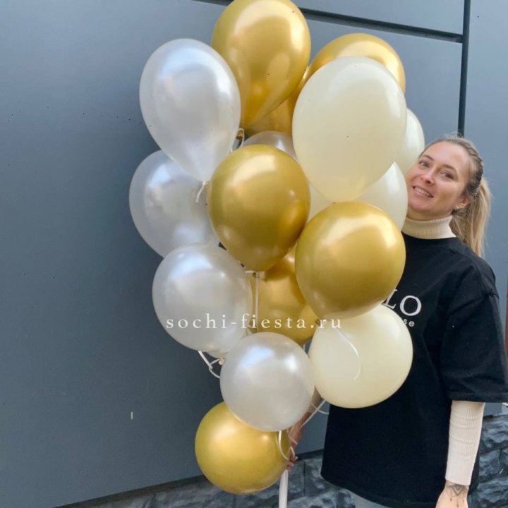 Облако шаров из белого и золотого оттенков в Белгороде