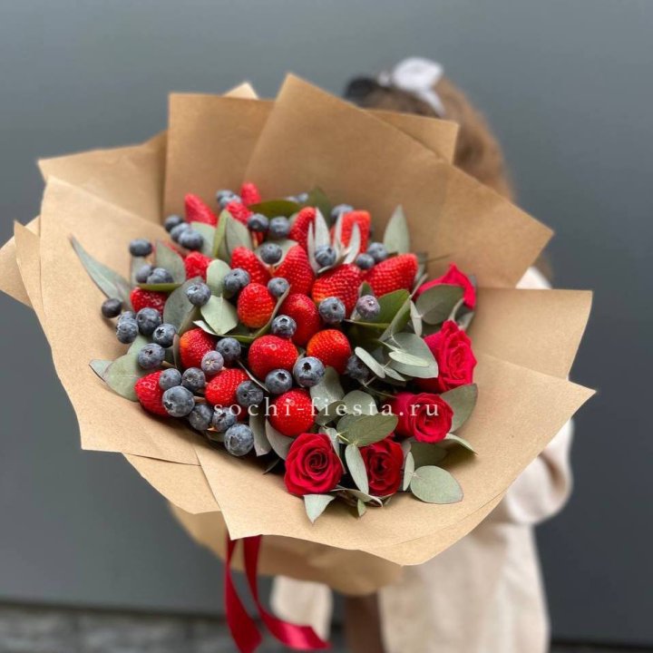 Клубника и голубика с цветами в Белгороде