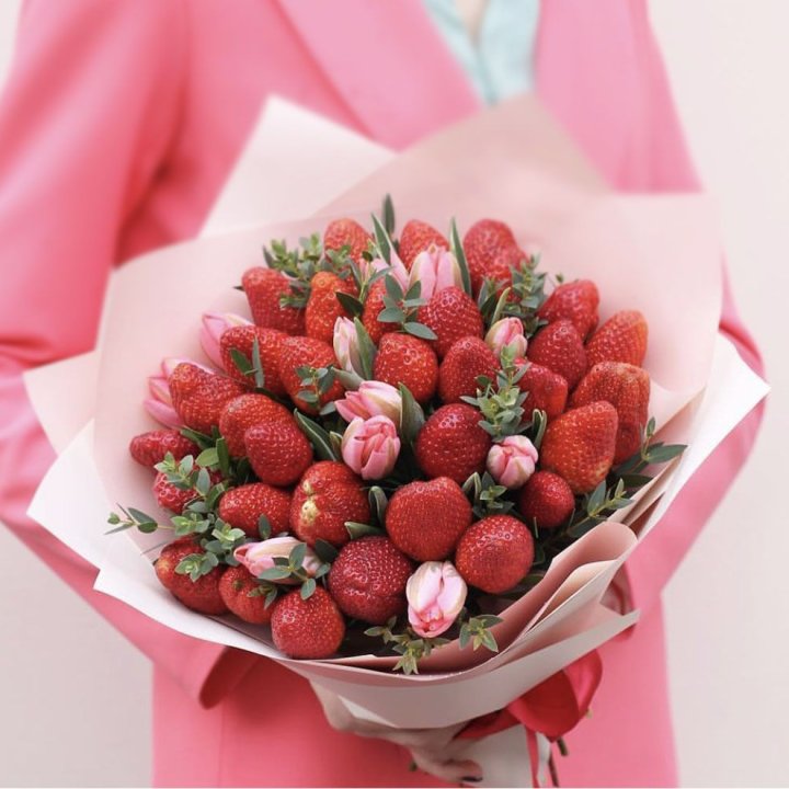 Тюльпаны и клубника в Белгороде