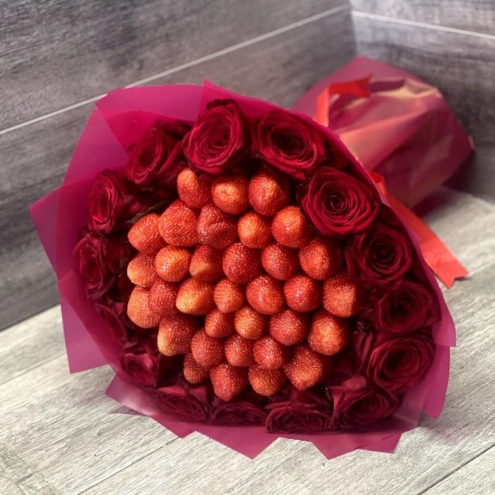 Клубничный букет с розами в Белгороде