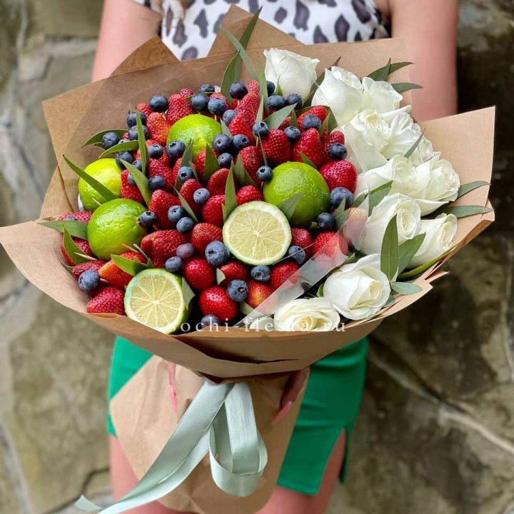 Ягодно-цитрусовый букет с розами в Белгороде