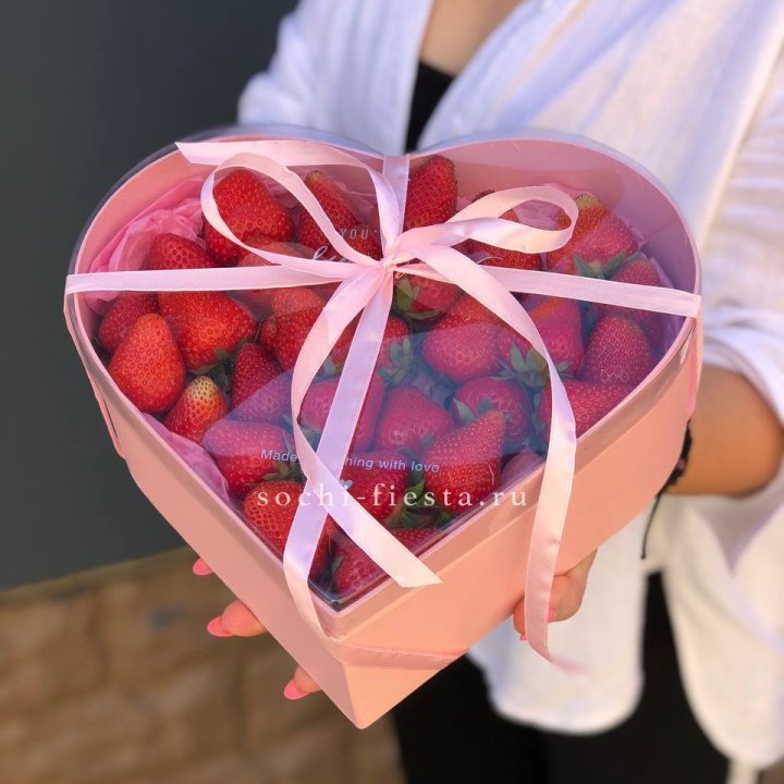 Коробочка сердце  с клубникой в Белгороде