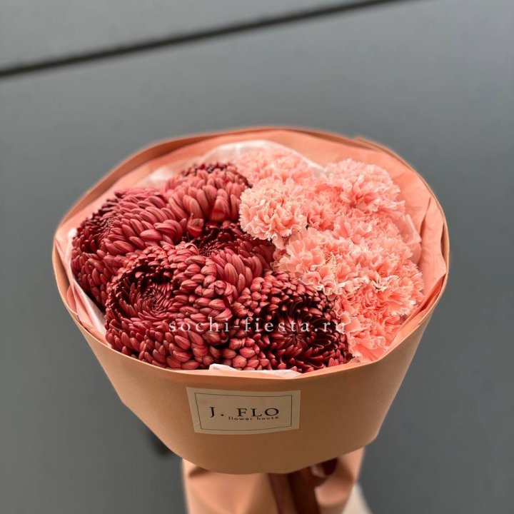 Букет хризантем и диантусов  в Белгороде