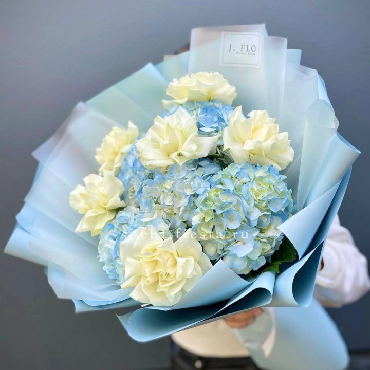  Букет из голубых гортензий и роз  в Белгороде