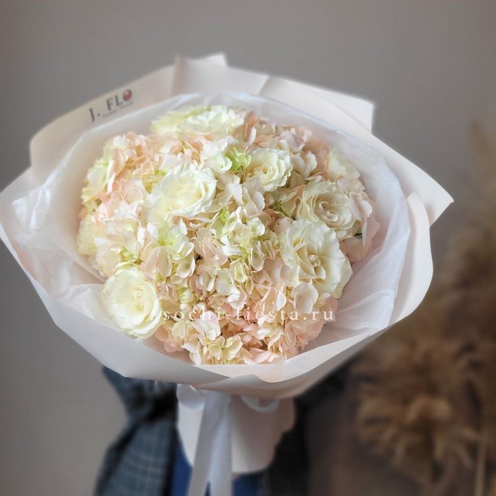  Букет гортензии и роз  в Белгороде