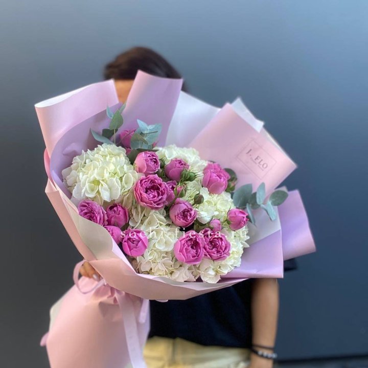 Букет белых гортензий и пионовидных роз  в Белгороде