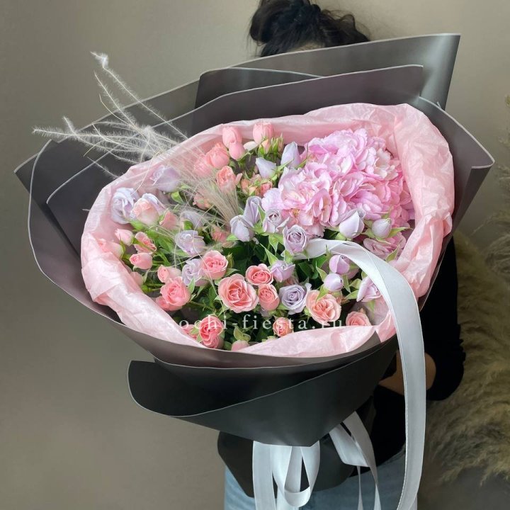  Букет гортензии и роз "Саперави" в Белгороде