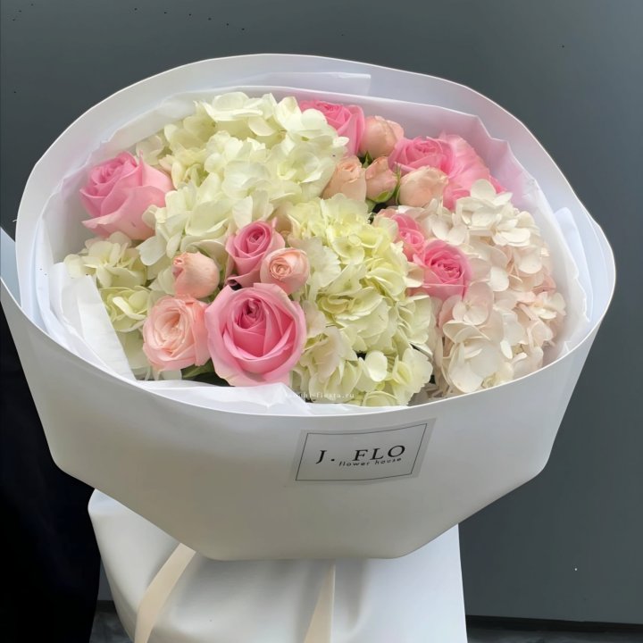  Букет гортензии и роз  "Тиамо" в Белгороде