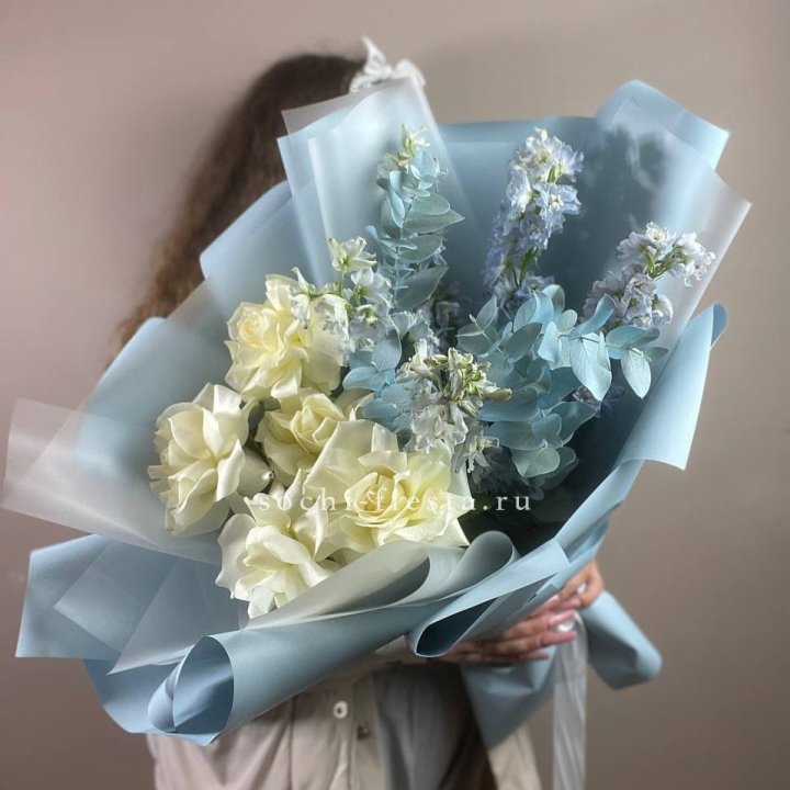 Букет из белых французских роз и дельфиниума в Белгороде