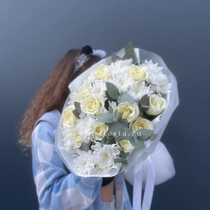  Букет белых роз с хризантемой  в Белгороде