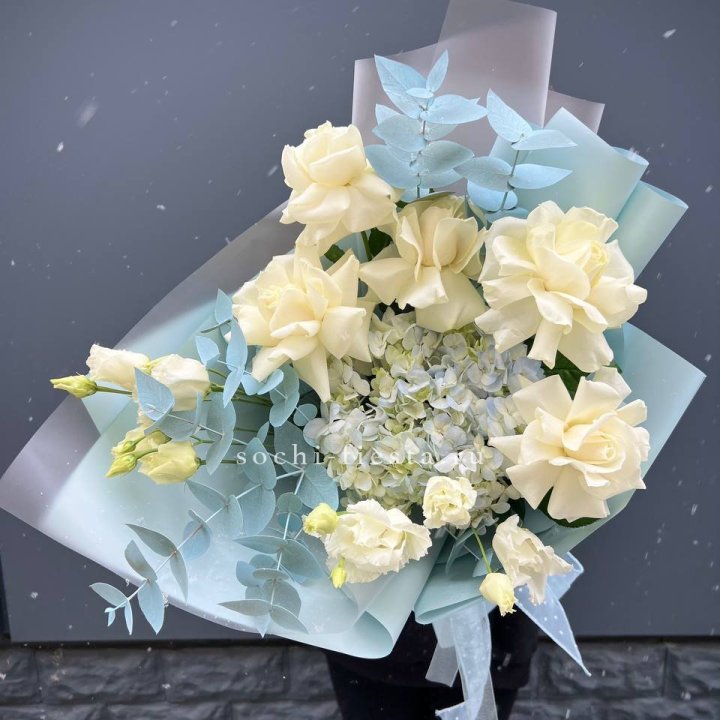 Букет с гортензией и белыми французскими розами в Белгороде