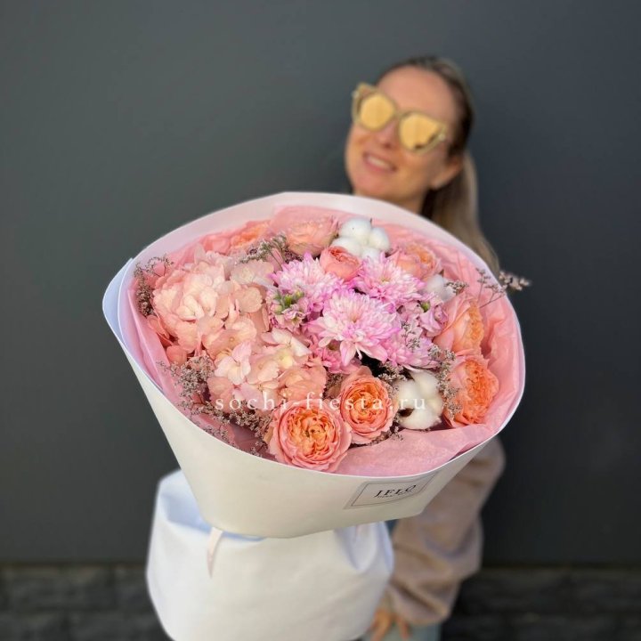 Букет гортензии и кустовых роз  в Белгороде