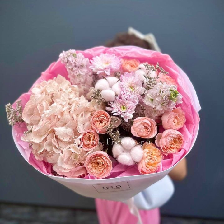 Букет гортензии и кустовых роз "Абрассо" в Белгороде