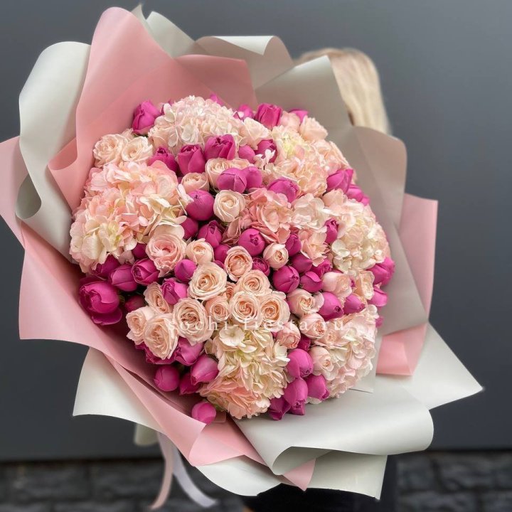 Букет кустовые розы и гортензия в Белгороде