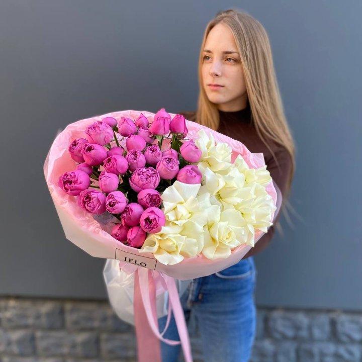 Дуо белых и кустовых роз в Белгороде