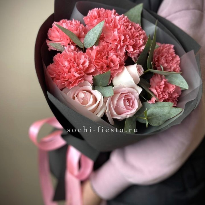 Букет из роз и диантусов "Пенелопа" в Белгороде