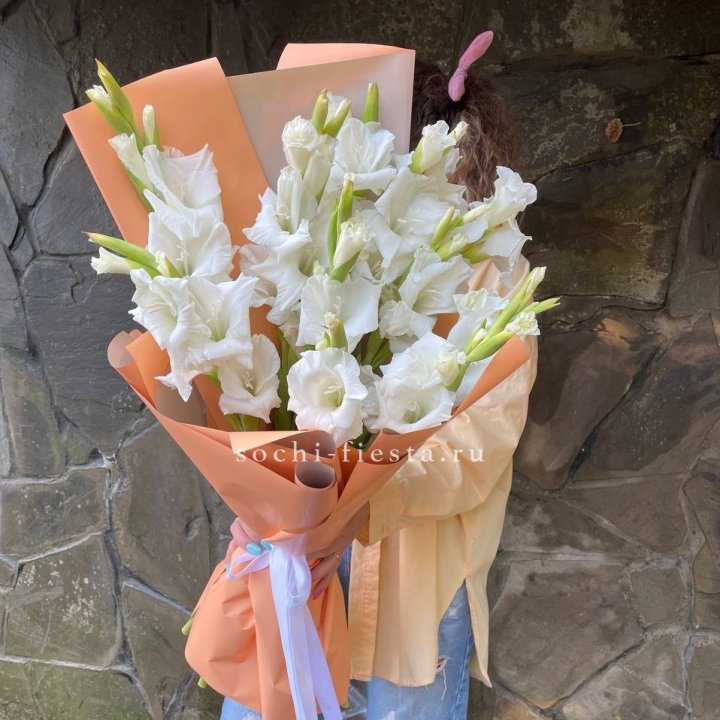 Букет белых гладиолусов  в Белгороде