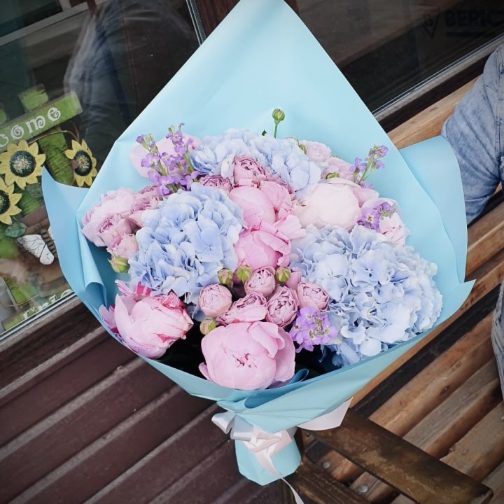 Букет с гортензиями "Блубери" в Белгороде