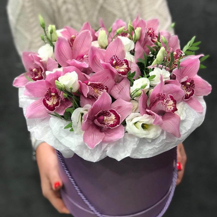 Орхидея и эустома в шляпной коробке в Белгороде