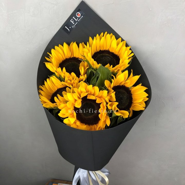 Букет из 5  подсолнухов в Белгороде