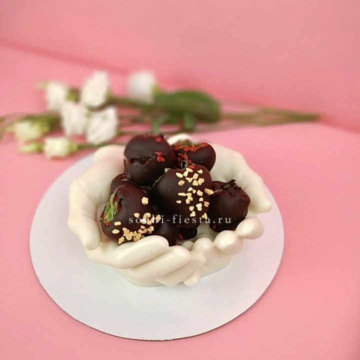 Клубника в шоколаде на шоколадных ладонях  в Белгороде
