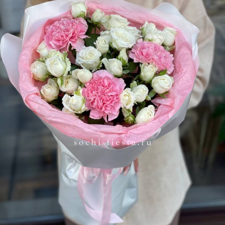 Букет розы с диантусами "Блэш" в Белгороде