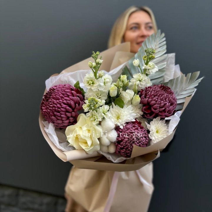 Хризантемы с маттиолой розами эустомой Чика в Белгороде