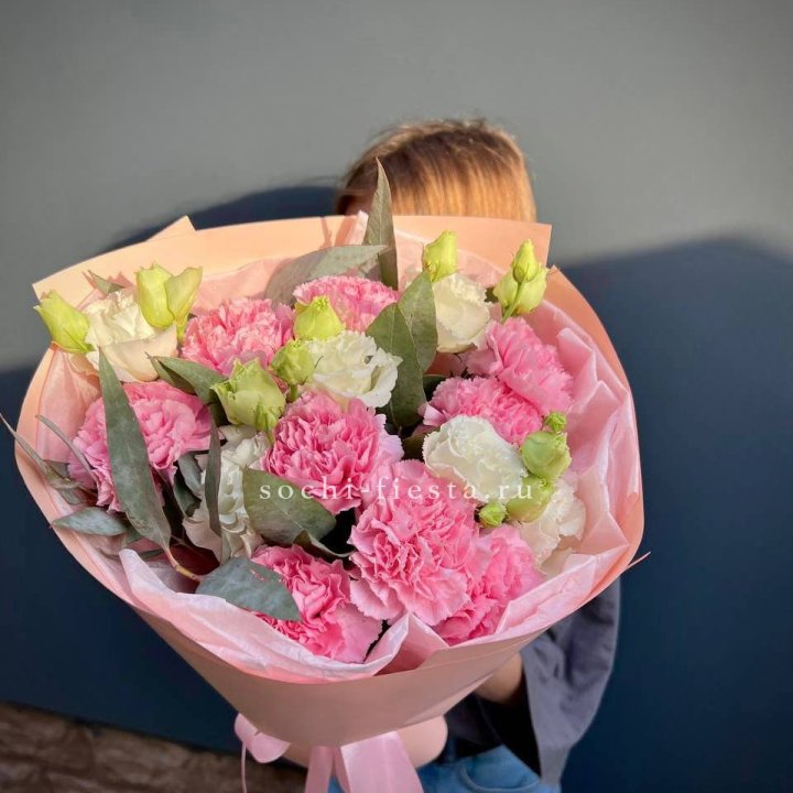 Букет гвоздик и  эустом "Сири" в Белгороде