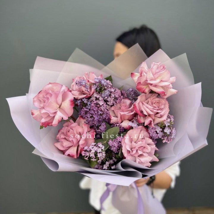 Букет из розовых роз и сирени в Белгороде