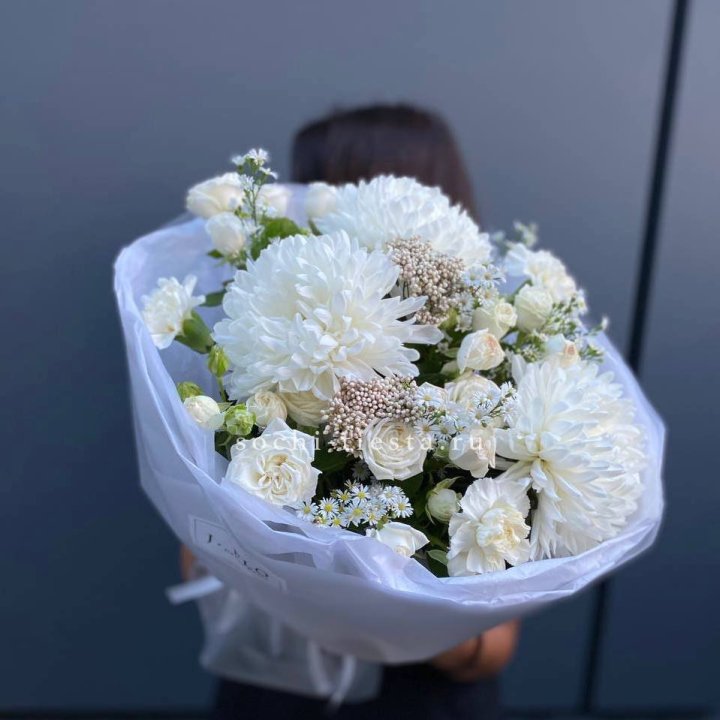 Букет хризантем и роз вайт шотс в Белгороде