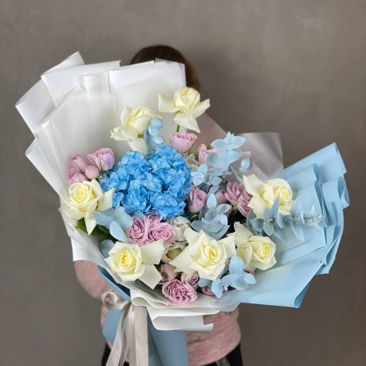 Дизайнерский букет "Блю скайфорт" в Белгороде