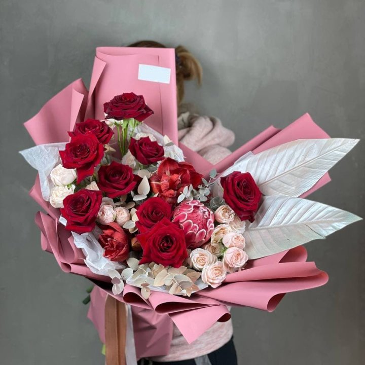 Дизайнерский букет "Ред Вильвет" в Белгороде
