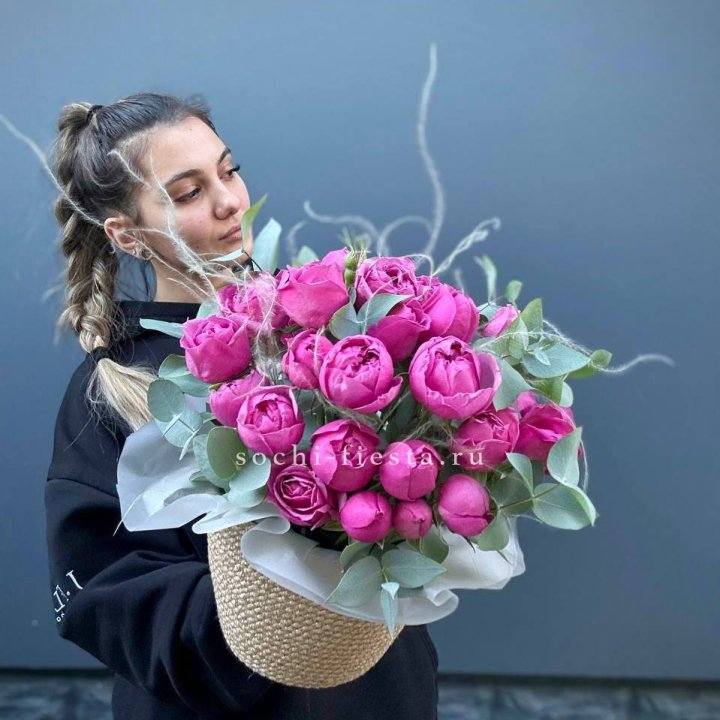 Пионовидные розы  в джутовом кашпо  в Белгороде