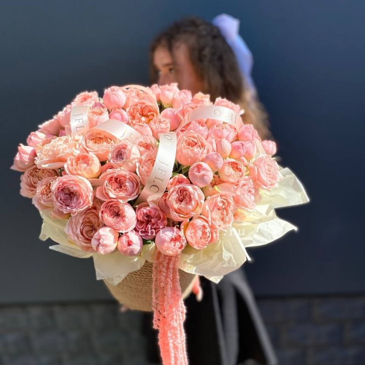 Кустовые розы Джульетта в джутовом кашпо в Белгороде