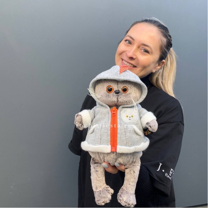 Кот Басик в толстовке в Белгороде