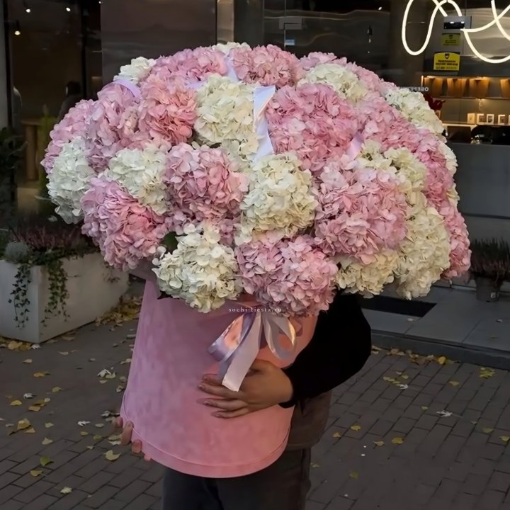 Дизайнерский цилиндр с гортензиями  в Белгороде