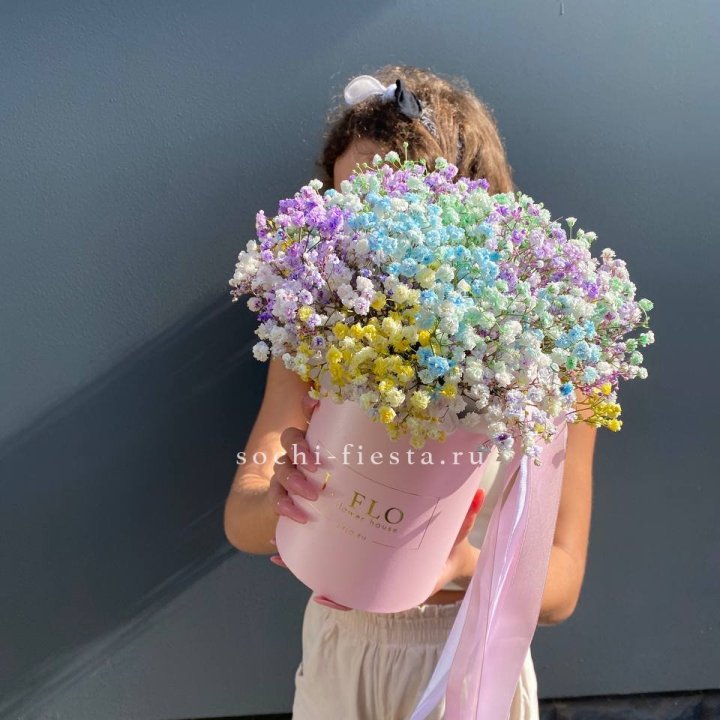 Радужные гипсофилы в шляпной коробке в Белгороде