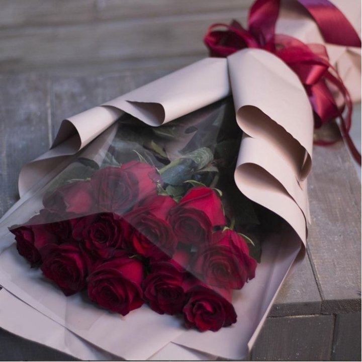 11 голландских роз в оформлении в Белгороде