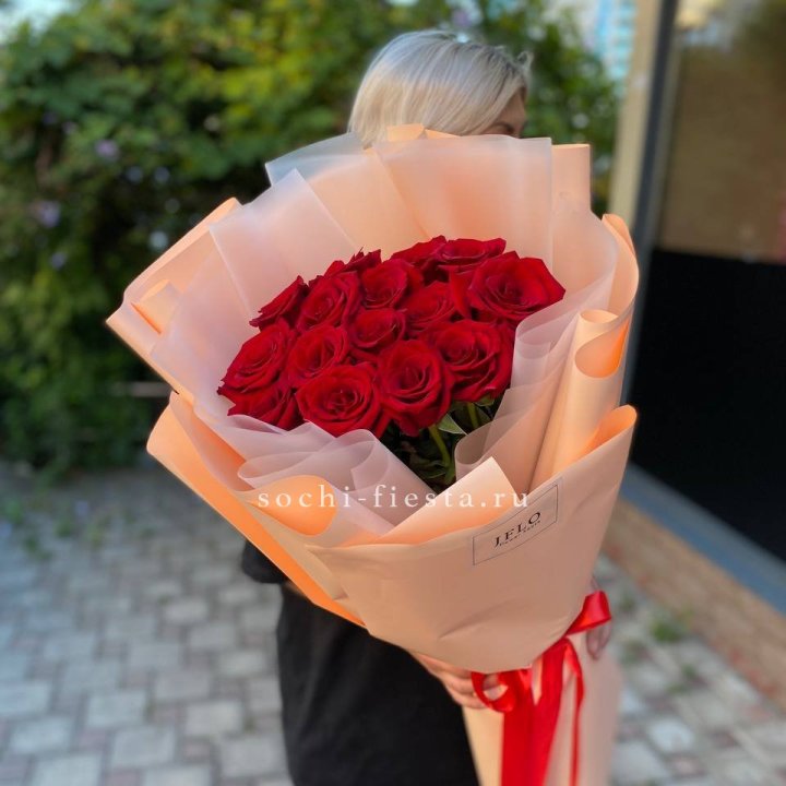 15 голландских роз в оформлении в Белгороде