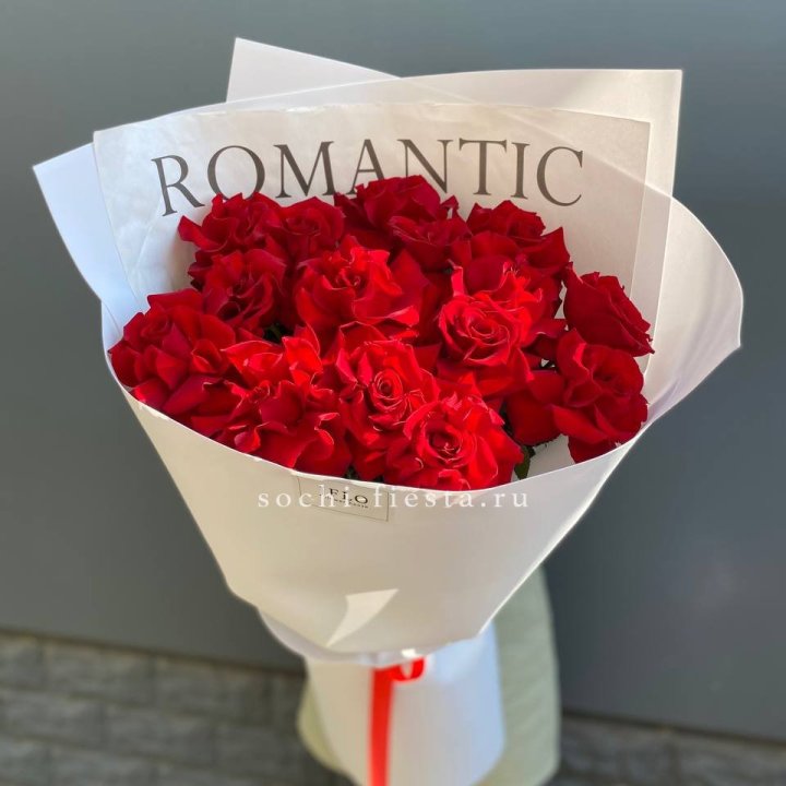 19 высоких роз в оформлении в Белгороде