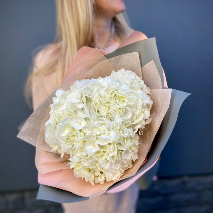 Букет из трёх белых гортензий в Белгороде