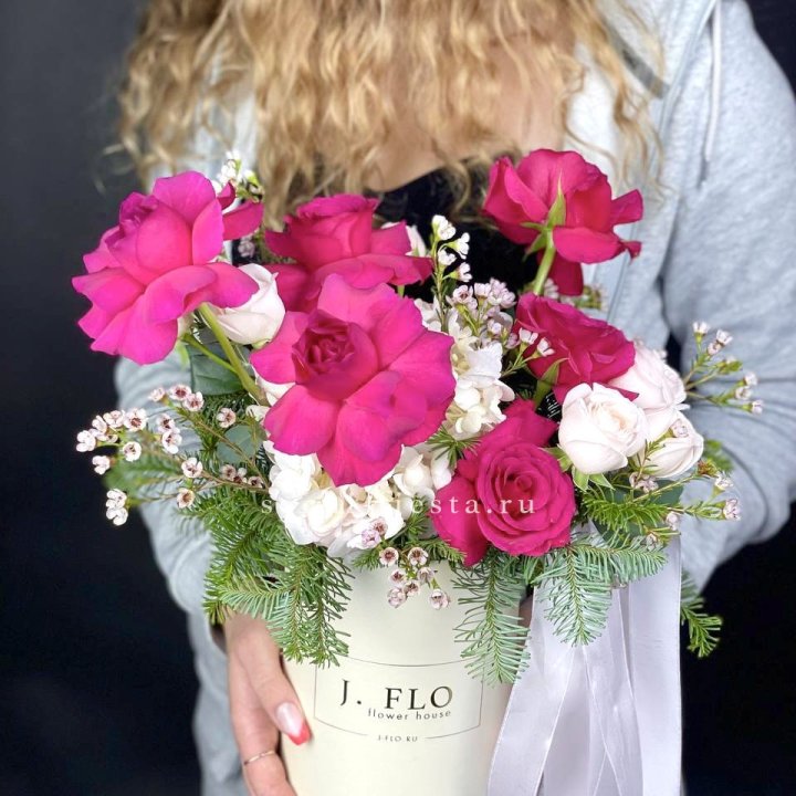 Новогодняя композиция в коробке пинк розе в Белгороде