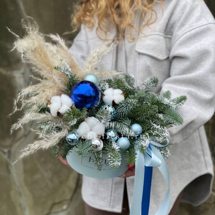 Новогодняя композиция в коробке блю в Белгороде