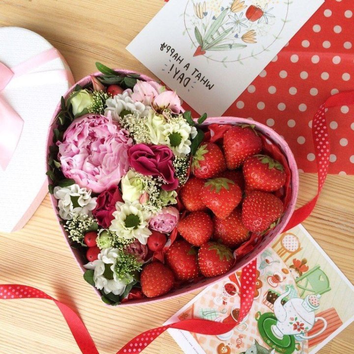 Бокс с клубникой и цветами в Белгороде